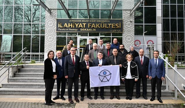 BEUN İlahiyat Fakültesine, erişilebilirlik belgesi ve erişilebilirlik logolu bayrak takdim edildi