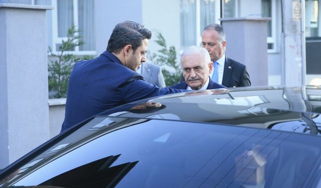 Binali Yıldırım'dan Kartalkaya'daki yangında yakınlarını kaybeden Gültekin ve Güner ailelerine taziye ziyareti