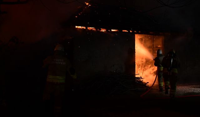 Düzce'de itfaiye erleri yeni yılın ilk dakikalarında çıkan yangına müdahale etti