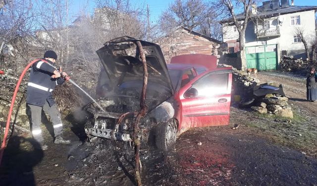 Karabük'te park halindeki otomobil yandı