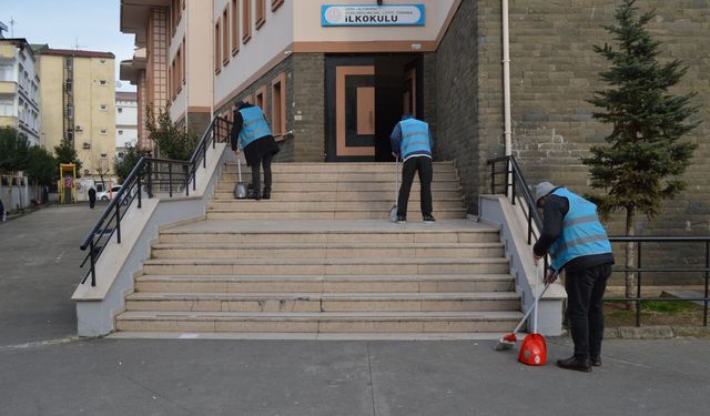 Ordu'da yükümlüler yarıyıl tatilinde okulları temizliyor