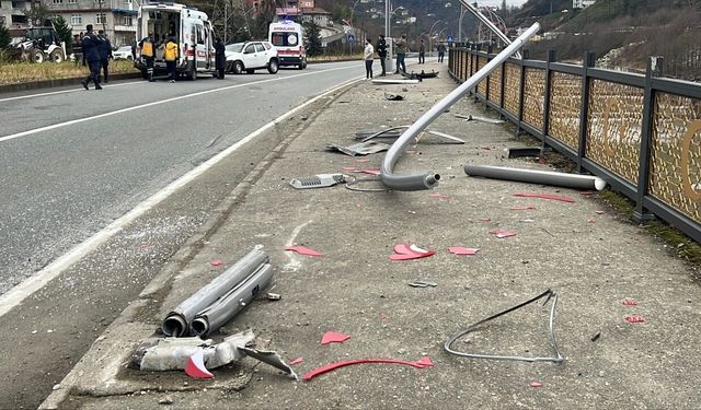 Rize'de aydınlatma direğine çarpan cipin sürücüsü yaralandı