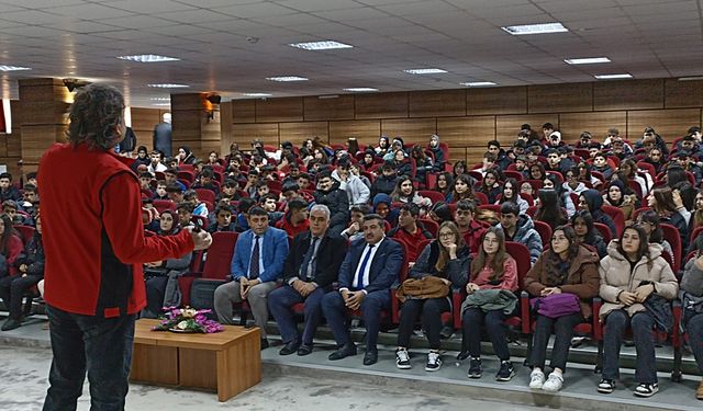 Osmancık'ta Gençlik ve Güvenli Gelecek Projesi kapsamında öğrenciler bilgilendirildi