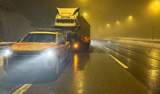 Anadolu Otoyolu Bolu Dağı kesiminde tırların makaslaması sonucu ulaşım aksadı