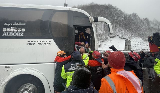 Anadolu Otoyolu'nun Bolu Dağı Tüneli kesiminde tıra çarpan otobüsün sürücüsü yaralandı