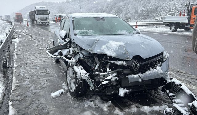 Anadolu Otoyolu'nun Bolu kesiminde 6 aracın karıştığı trafik kazalarında 1 kişi yaralandı