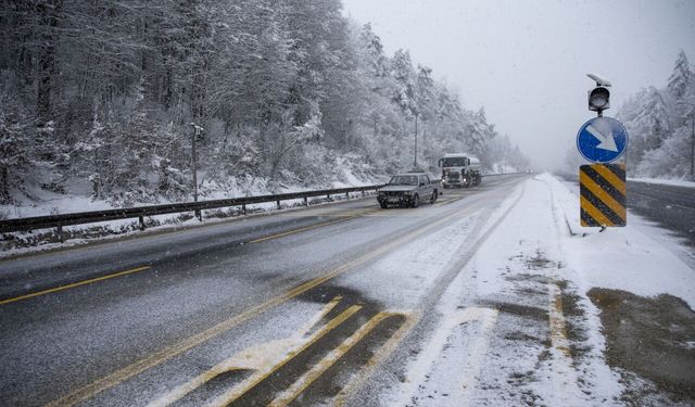 Bolu Dağı'nda kar etkili oluyor