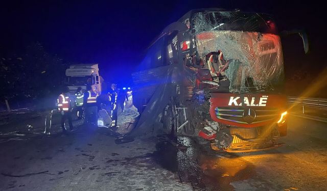 Bolu'da yolcu otobüsünün tıra çarpması sonucu 6 kişi yaralandı
