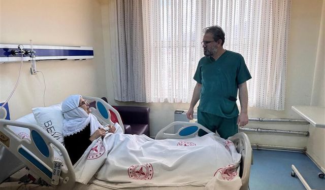 Giresun'da 84 yaşındaki kadının böbreğinden 10 santimlik taş çıkarıldı