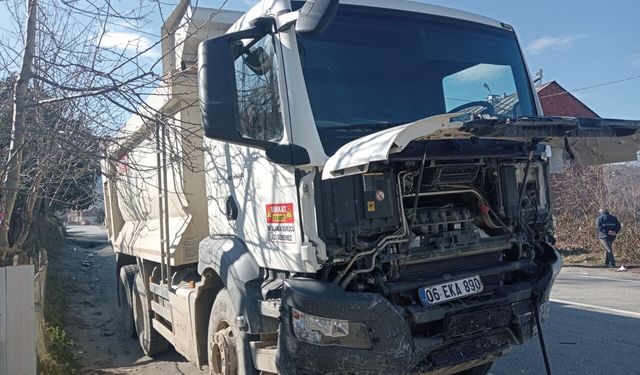 Giresun'da kamyon ile otomobilin çarpıştığı kazada 3 kişi öldü, 1 kişi yaralandı