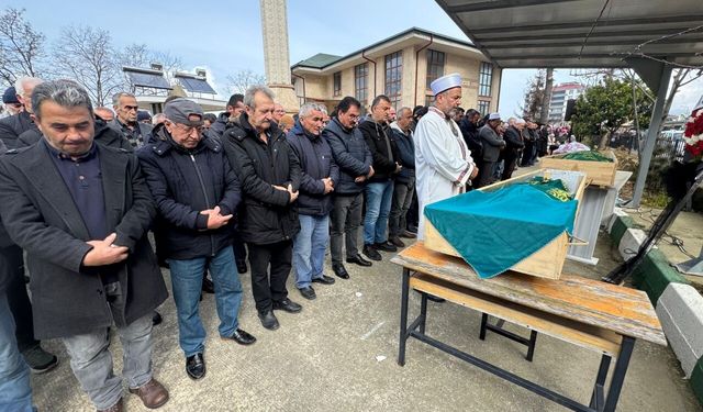 Giresun'da kamyon ile otomobilin çarpıştığı kazada ölen 4 kişinin cenazesi toprağa verildi