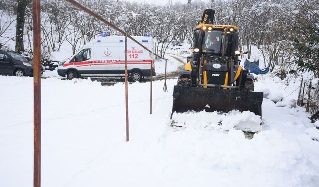 Giresun'da rahatsızlanan hasta yol açılarak hastaneye kaldırıldı