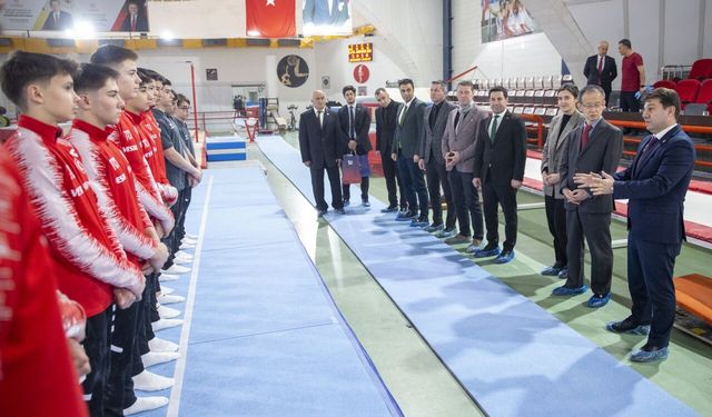 Japon diplomat Iwasa, Bolu'da milli cimnastikçileri ziyaret etti