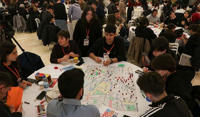 REV, atölye çalışmasıyla gençlerle sürdürülebilir şehirlerin temelini atıyor