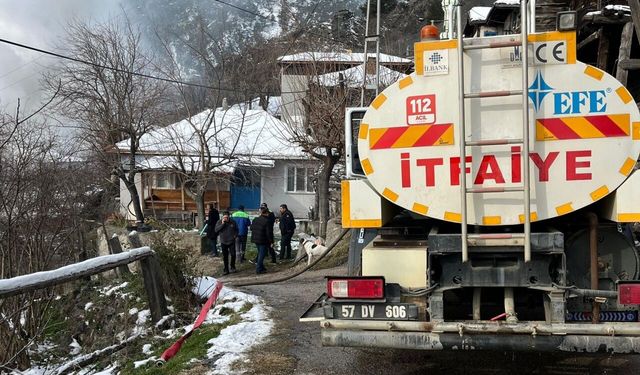 Saraydüzü'nde çıkan yangında bir ev yandı