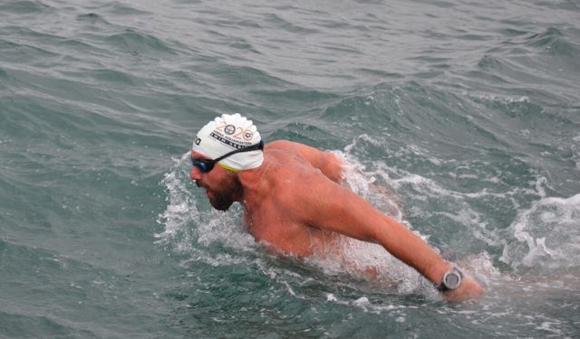 Sinop'ta iki sporcu kar yağarken denizde yüzerek antrenman yaptı