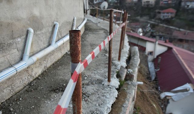 Sinop'ta istinat duvarının çökmesinin ardından bir apartman ile bir ev tahliye edildi