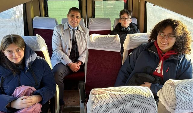 Vali Aslan, okul servisinde öğrencilerle kar ve soğuk hava kritiği yaptı