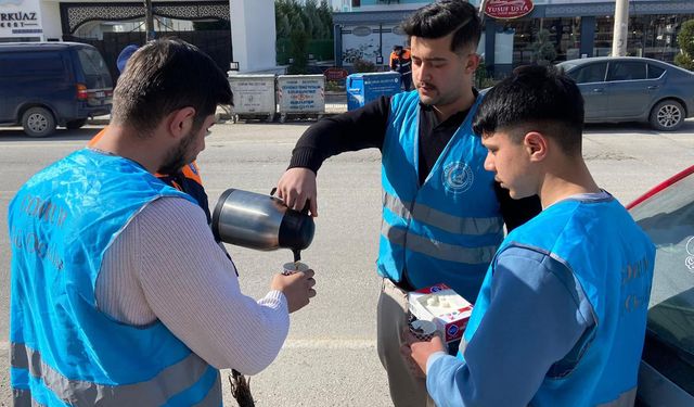Şehrin Temizliği İçin Çalışanlara Vefa! Çorum Ülkü Ocakları’ndan Örnek Davranış