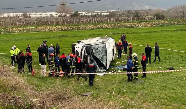 Denizli'de can pazarı! Öğrenci servisi devrildi, ölü ve yaralılar var