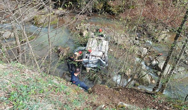 Düzce'de dere yatağına devrilen otomobildeki 4 kişi yaralandı