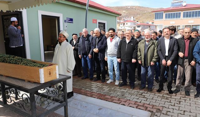 Gümüşhane’de annesinin tabutu başında fenalaşan kadın, kalp krizi nedeniyle hayatını kaybetti