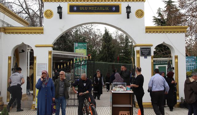Çorum'da bayram öncesinde vatandaşlar mezarlıklara akın etti