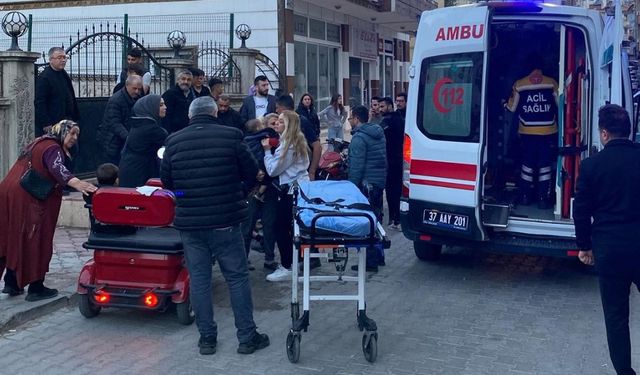 Motosiklet ile otomobil kafa kafaya çarpıştı: 4 yaralı