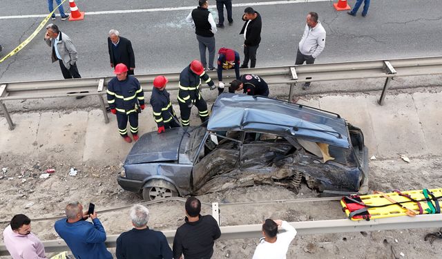 Çarpışan Fiat otomobiller hurdaya döndü: 1 ölü, 6 yaralı