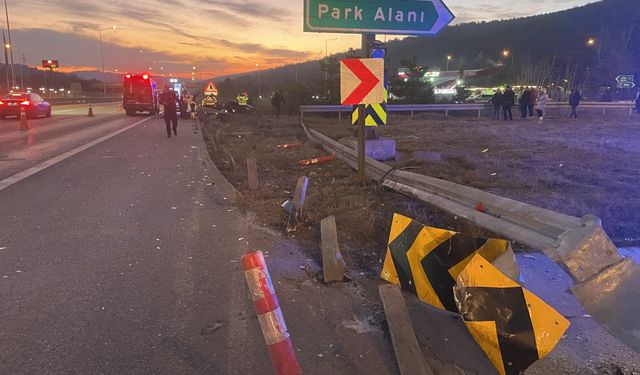 Anadolu Otoyolu'nda bariyere çarpan otomobildeki iki kişi öldü, bir kişi yaralandı