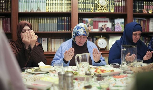 İspanyol ve Güney Amerikalı Müslüman turistler, Türk ailenin iftar sofrasında buluştu