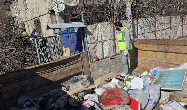 Karabük'te ev ve bahçeden 1 kamyon çöp toplandı