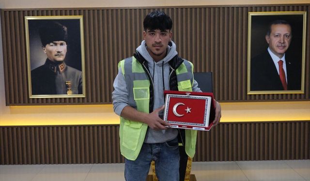 Karabük'te temizlik işçisinin bayrak hassasiyeti takdir topladı