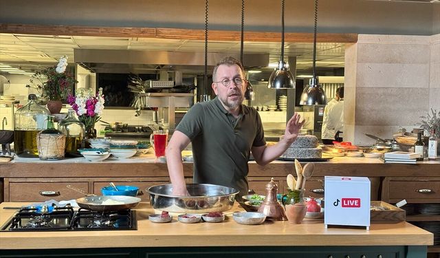 Şef Ömür Akkor, TikTok'ta iftar sofralarına özel tariflerini sunuyor