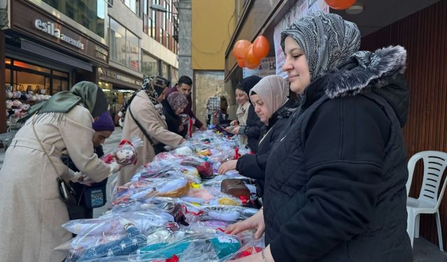 Trabzon'da bez bebekler lösemili çocuklar yararına satışa sunuldu