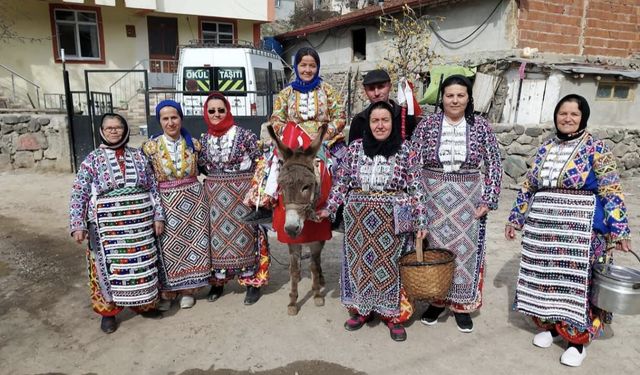 Zile'de geleneksel elbiseli kadınlar 8 Mart Dünya Kadınlar Günü'nü kutladı