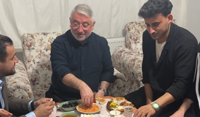 Belediye başkanından öğrencilere sahur sürprizi: Mutfağa girdi, menemeni pişirdi!