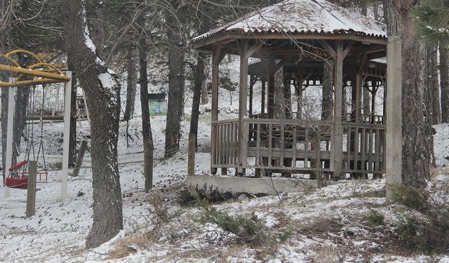 Çorum'a kış geri döndü: Yüksek kesimler beyaza büründü