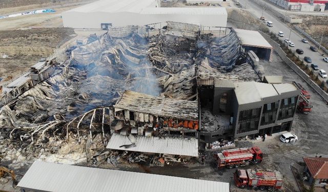 Çorum'da gıda fabrikasında korkutan yangın: Fabrikadan geriye enkaz kaldı