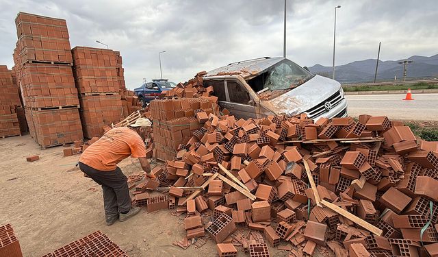 Aracıyla tuğla fabrikasına girdi: 3 yaralı