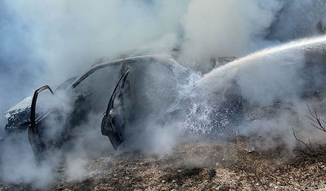 Bariyere çarpan otomobilde 4 kişi yaralandı