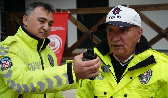 68 yaşındaki Ahmet Amca trafik polisi oldu! Çocukluk hayali gerçekleşti