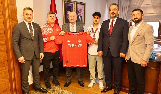 Çorum'un gururu Bekir Keser, Vali Ali Çalgan'ın konuğu oldu