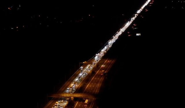 Bayram tatilinden dönenler Anadolu Otoyolu'nda yoğunluk oluşturuyor