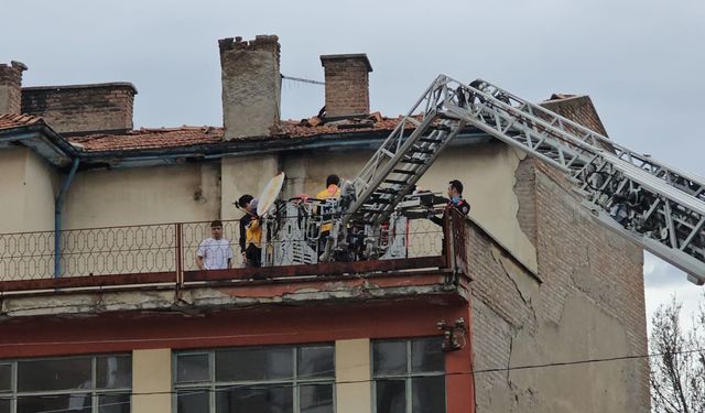Çorum’da Metruk Binada Düşen Genç, İtfaiye Merdiveniyle Kurtarıldı