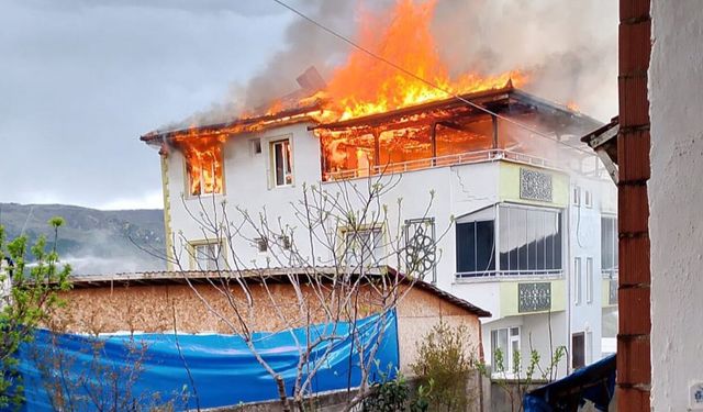 Korkutan Yangın: 3 Katlı Evin Çatı Katı Küle Döndü