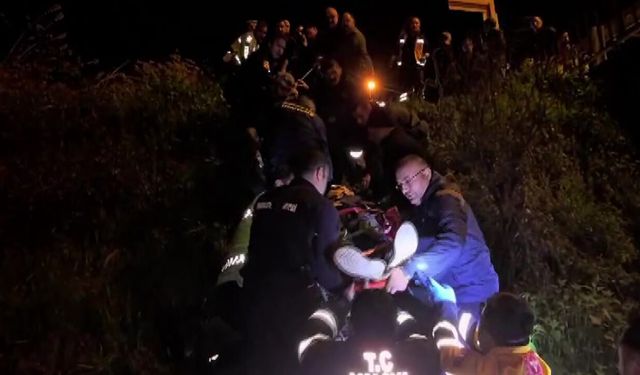 Kontrolden Çıkan Otomobil Ters Döndü, 5 Kişi Yaralandı
