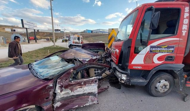 Kamyonla Çarpışan Otomobil Hurdaya Döndü: 3 Kişi Yaralandı, Biri Yoğun Bakımda