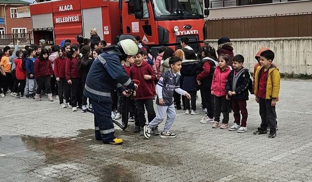 Alaca’da Minik Öğrencilere Yangın Eğitimi: İtfaiyeden Uygulamalı Tatbikat