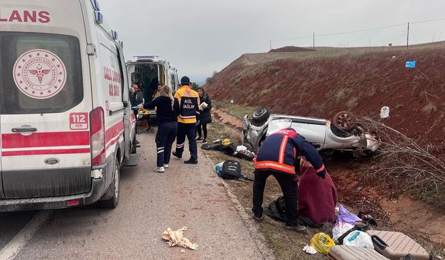 Çorum-Sungurlu yolunda feci kaza: Otomobil takla attı, 3’ü ağır 4 kişi yaralandı
